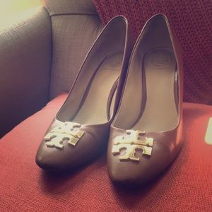 Tan leather Tory Burch wedge with gold detail